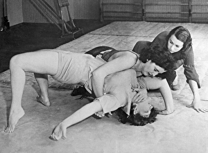 Frauenringer, die in den 1930er Jahren übten. Eine der Frauen sieht aus, als hätte sie einen Siegesschlag. 1930er Jahre