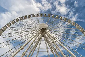Drucke von Riesenrad vor wolkenverhangenem Himmel, alter Hafen, Marseille, Provence-Alpes-Côte d'Azur, Frankreich Riesenrad vor wolkenverhangenem Himmel, alter Hafen, Marseille, Provence-Alpes-Côte d'Azur Marseille Drucke: Riesenrad vor wolkenverhangenem Himmel.