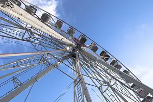 Cloudy Sky Background Drucke: Ferris wheel on cloudy sky background
