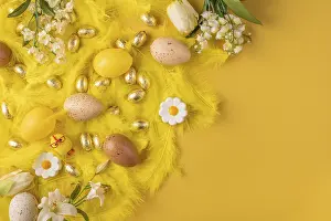 Traditional Easter Decor Drucke: Festive Easter decorations with yellow feathers