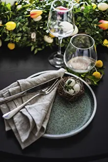 Festive Holiday Decor Drucke: Festive table setting for Easter holiday dinner decorated with flowers and eggs