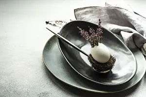Empty Table For Copy Space Drucke: Festive table setting for holiday Easter dinner decorated with eggs