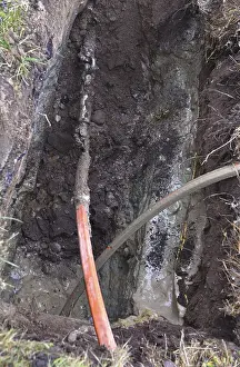 Digital Data Transmission Drucke: Fibre optic cable is pulled through the ground by a drill head