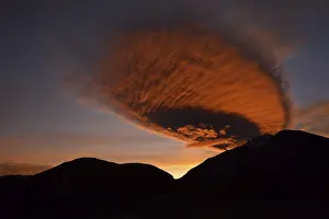 Mountain Chain Scenery Drucke: Fiery red clouds above mountain range