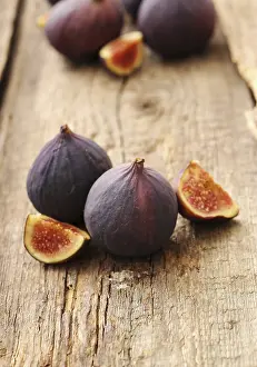 Fresh Grocery Produce Photos Drucke: Fig fruit on the wooden table
