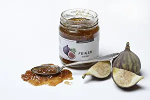 Fresh Figs Drucke: Fig jam in a jar and spoon with fig jam