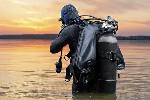Protest March Image Drucke: Fighter of a special unit is immersed in scuba diving
