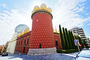 Drucke von FIGUERES, SPANIEN - 15. JULI: Dali Museum in Figueres, Spanien am 15. Juli 2012. Das Museum wurde am 28. September 1974 eröffnet und beherbergt die größte Sammlung von Werken von Salvador Dali Kunstwerke Des Surrealismus Drucke: FIGUERES, SPANIEN - 15. JULI: Dali Museum in Figueres