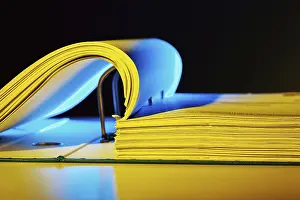 European Contract Files Drucke: A file folder with documents and papers