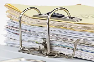 European Contract Files Drucke: A file folder with documents and papers