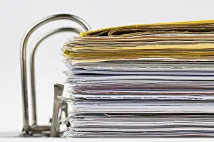 Empty File Folders Drucke: A file folder with documents and papers