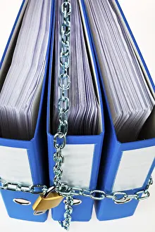 Data Protection Austria Drucke: A file folder locked with a chain and padlock