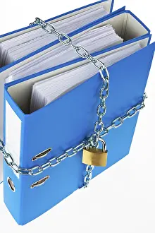 Data Protection Austria Drucke: A file folder locked with a chain and padlock