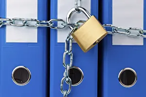Data Protection Austria Drucke: A file folder locked with a chain and padlock