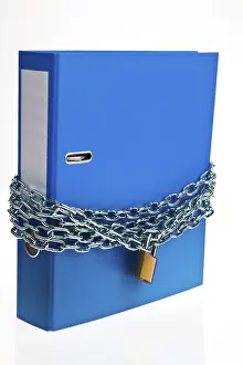 Data Protection Austria Drucke: A file folder locked with a chain and padlock