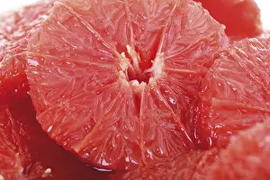 Studio Shot Of Grapes Drucke: Filet slices of ruby red grape fruit