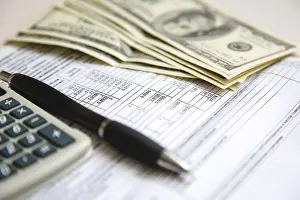 US Dollar Bills Drucke: Financial documents and tools with a calculator