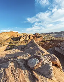 Sandstone Erosion Patterns Drucke: The Fire Wave, Sleeping Lizard rock formation behind