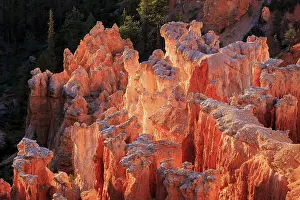 American Tourist Attraction Drucke: The first rays of the day illuminate the rock formations