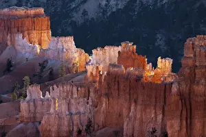Eroded Landscape USA Drucke: First Rays of the Sun Striking Bryce Canyon