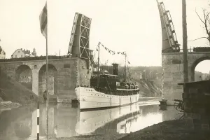 Scandinavian Heritage Site Drucke: First ship under the new bridge
