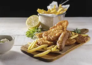 Fish And Chips Drucke: Fish chips chopping board with lemon