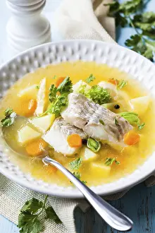 Drucke von Fischsuppe mit Kabeljau und Gemüse Kabeljau Im Atlantik Drucke: Fischsuppe mit Kabeljau und Gemüse.