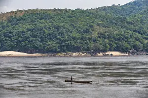 Drucke von Ein Fischer auf dem Kongo-Fluss in der Demokratischen Republik Kongo, die Sonne geht unter über den Wasserflächen Verwandte Bilder Drucke: Fischer auf dem Kongo-Fluss, Demokratische Republik Kongo