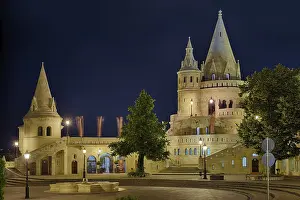 Drucke von Fischermandl-Bastion, beleuchtet, Nachtfoto, Budapest, Ungarn Fischermandl-Bastion, beleuchtet, Nachtfoto, Budapest, Ungarn Budapest, Einschließlich Der Donauufer, Des Budaer Burgviertels Und Der Andrßssy-Allee Drucke: Fischermandl-Festung, beleuchtet.