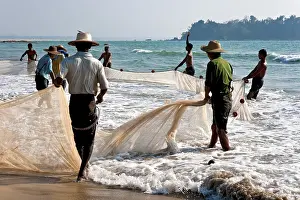 Travel Photography Beachfront Drucke: Fishermen pulling a net on the beach