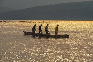 Evening Sun Africa Drucke: Fishermen at sunset on the Congo river, DR Congo