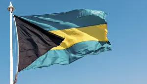 Blue Sky National Emblem Drucke: The flag of the Bahamas flutters in the wind