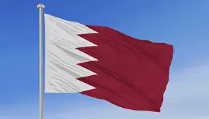 Die Flagge von Bahrain flattert im Wind.