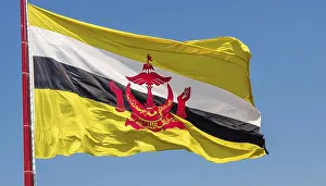 Drucke von Die Flagge von Brunei flattert im Wind, isoliert gegen einen blauen Himmel Verwandte Bilder Drucke: Die Flagge von Brunei flattert im Wind.