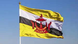 Drucke von Die Flagge von Brunei flattert im Wind, isoliert gegen einen blauen Himmel Verwandte Bilder Drucke: Die Flagge Bruneis flattert im Wind.