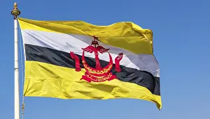 Drucke von Die Flagge von Brunei flattert im Wind, isoliert gegen einen blauen Himmel Verwandte Bilder Drucke: Die Flagge von Brunei weht im Wind.