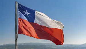 Blue Sky National Emblem Drucke: The flag of Chile flutters in the wind