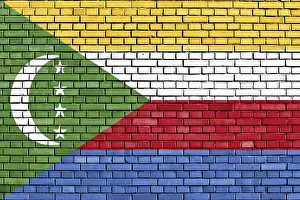 Drucke von Flagge der Komoren auf Ziegelmauer Komoren Drucke: Flagge der Komoren auf Ziegelmauer gemalt.