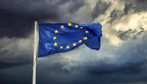 EU Flag Symbol Drucke: The flag of the EU flutters in the wind