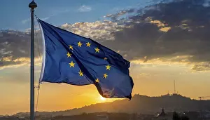 European Union Symbol Drucke: The flag of the EU flutters in the wind