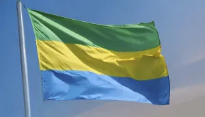 Drucke von Die Flagge Gabuns flattert im Wind, isoliert gegen einen blauen Himmel Gabun Drucke: Die Flagge Gabuns flattert im Wind.