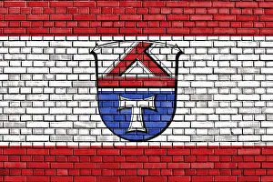 Painted Brick Wall Drucke: Flag of Giessen painted on brick wall