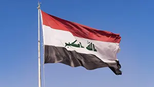 Blue Sky Image Drucke: The flag of Iraq flutters in the wind