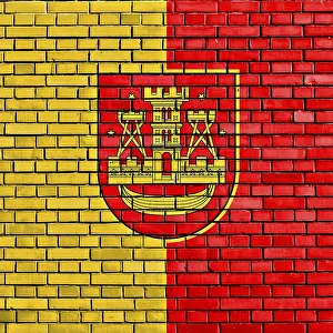 Drucke von Fahne von Klaipėda auf Ziegelmauer gemalt Litauen Drucke: Fahne von Klaipėda auf Ziegelmauer gemalt.