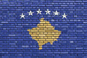Drucke von Flagge von Kosovo auf Ziegelmauer gemalt Kosovo Drucke: Flagge von Kosovo auf Ziegelmauer gemalt.