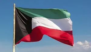 Western Asia State Flag Drucke: The flag of Kuwait flutters in the wind