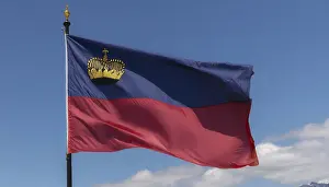 Drucke von Die Flagge von Liechtenstein flattert im Wind Liechtenstein Drucke: Die Flagge von Liechtenstein flattert im Wind.