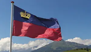 Drucke von Die Flagge von Liechtenstein flattert im Wind Liechtenstein Drucke: Die Flagge von Liechtenstein weht im Wind.