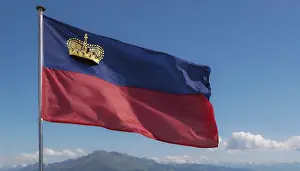 Drucke von Die Flagge von Liechtenstein flattert im Wind Liechtenstein Drucke: Die Flagge von Liechtenstein weht im Wind.
