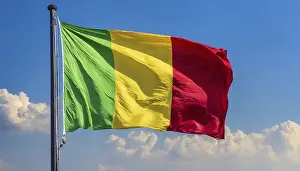 Mali Flag Drucke: The flag of Mali, fluttering in the wind